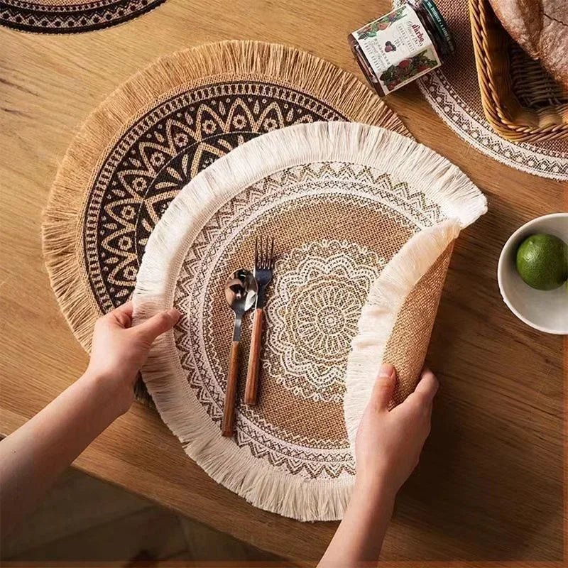 Sousplats Trançada com Franjas e Detalhes de Pompom para Sala de Jantar (Kit com 4x) - achatudostore
