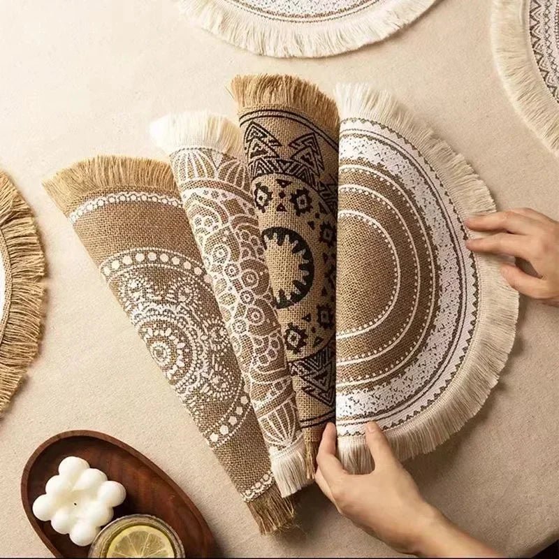 Sousplats Trançada com Franjas e Detalhes de Pompom para Sala de Jantar (Kit com 4x) - achatudostore