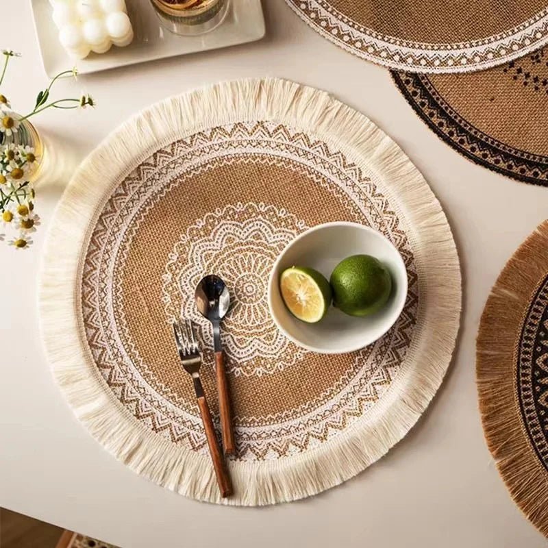 Sousplats Trançada com Franjas e Detalhes de Pompom para Sala de Jantar (Kit com 4x) - achatudostore
